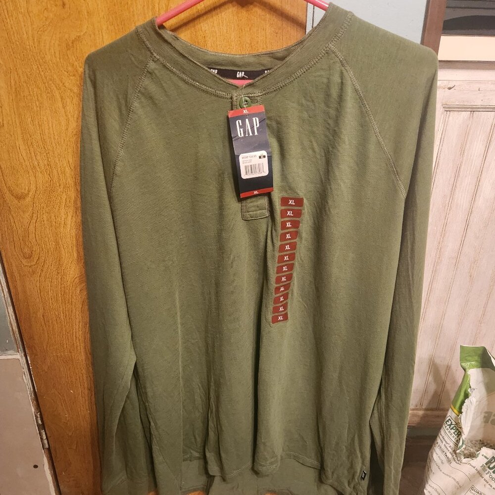 Green men long-sleeved shirt